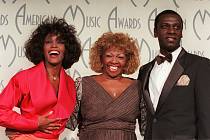 Whitney Houston s matkou Cissy a bratrem.