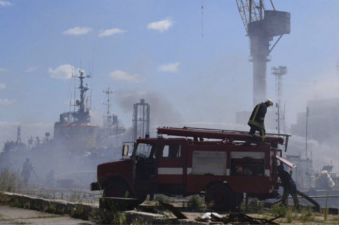 Hasiči bojují s požárem v ukrajinském přístavu Oděsa