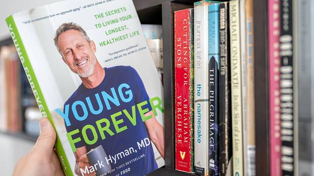 Kniha Marka Hymana, která popisuje, jak co nejvíce zpomalit stárnutí a jak se udržet fit.