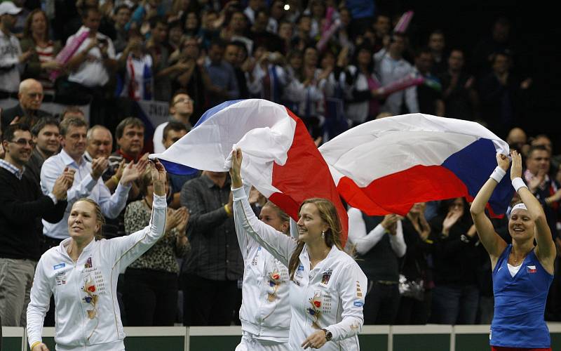 České tenistky (zleva) Lucie Hradecká, Andrea Hlaváčková, Petra Kvitová a Lucie Hradecká po triumfu ve Fed Cupu.