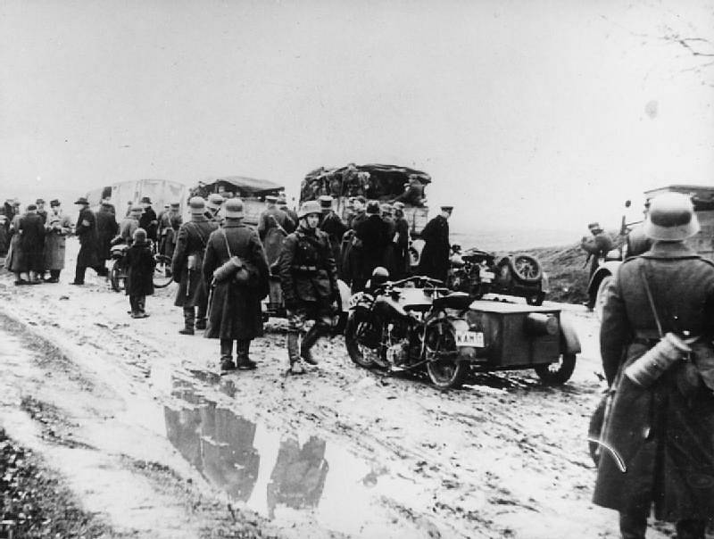 Litevské motorizované jednotky postupují směrem k polskému Vilniusu poté, co bylo město po sovětské okupaci Polska předáno Litvě. Tu Sovětský svaz anektoval o osm měsíců později