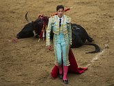 Španělský toreador se postavil býkovi v aréně s pětiměsíční dcerou v náručí, aby jí zasvětil do rodinné tradice. 