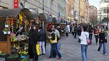 Letošní velikonoční trhy se konají v Karlových Varech na třídě T.G.M. Zájemci se tam přišli podívat také v pátek 2. dubna 2010.
