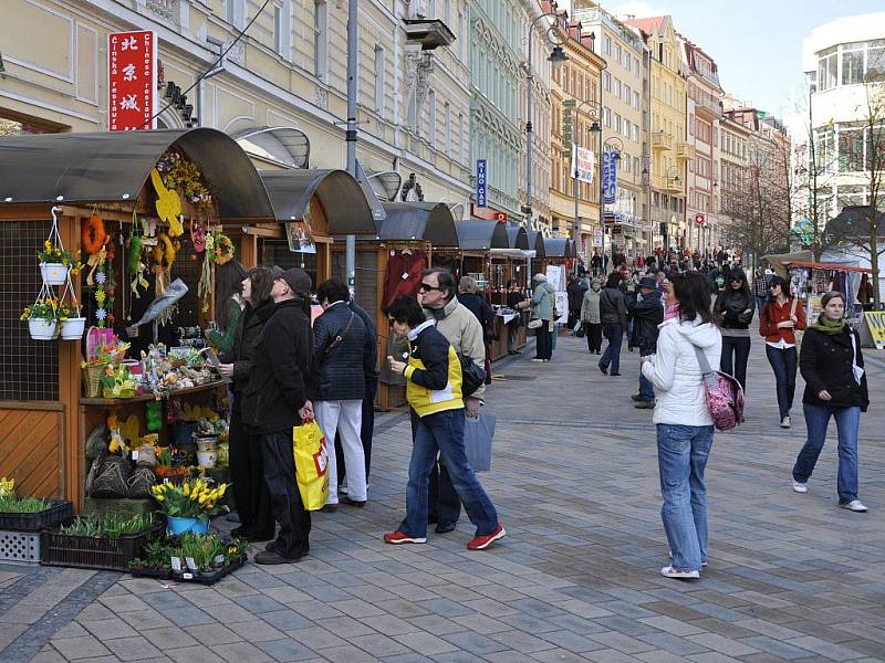 Letošní velikonoční trhy se konají v Karlových Varech na třídě T.G.M. Zájemci se tam přišli podívat také v pátek 2. dubna 2010.
