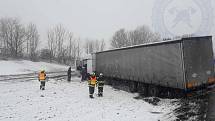 Zapadlý kamion nedaleko Poličky. 4. února 2020