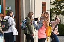 Studentky brněnské Mendelovy univerzity si nasazují roušky u vchodu do školy první den nového akademického roku 21. září 2020