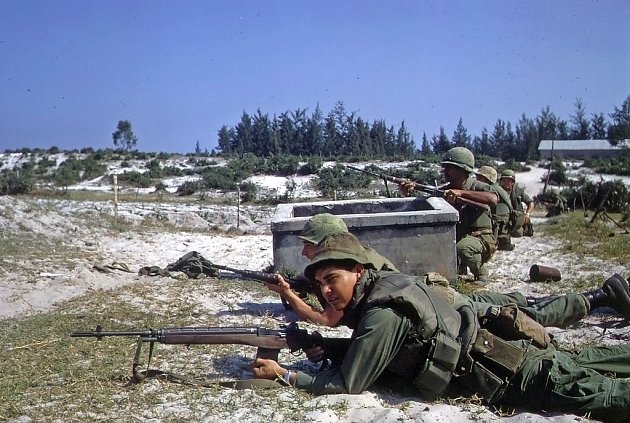 Bitva o vesnici Hamo během ofenzívy Tet. Američtí příslušníci námořní pěchoty a jednotky armády Vietnamské republiky (ARVN) brání pozici proti nepřátelskému útoku