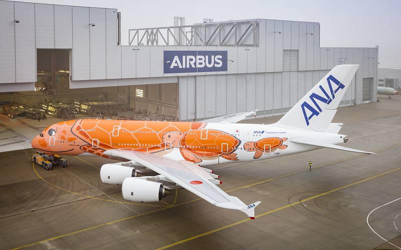 Tři Airbusy A380 japonské společnosti All Nippon Airways mají na sobě malůvku mořských želví. Jedno z letadel je oranžové, další zelené a třetí modré