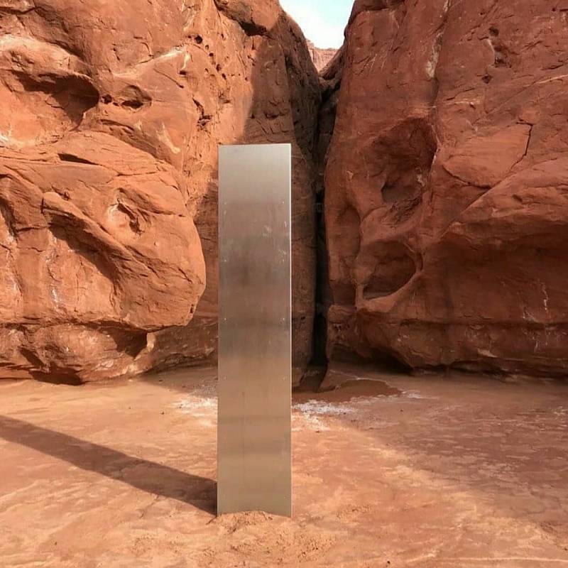 Záhadný kovový monolit v horách v Utahu.