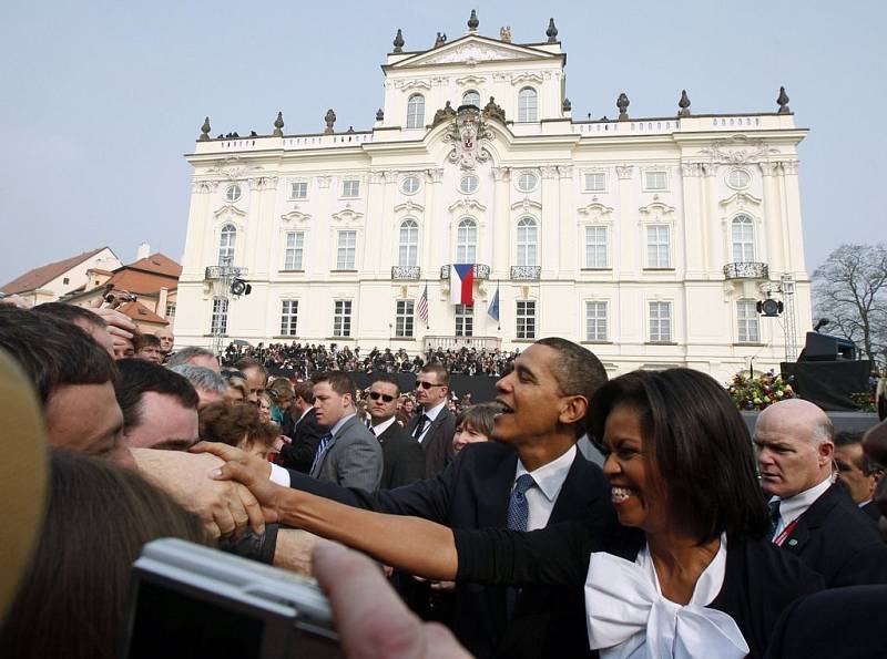 Barack Obama se zdraví s davem po svém projevu na Hradčanském náměstí