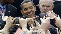 Barack Obama se zdraví s davem po svém projevu na Hradčanském náměstí