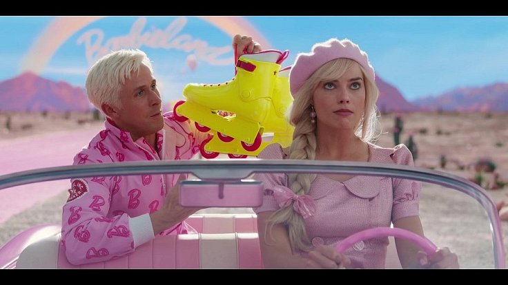 Ryan Gosling a Margot Robbie v muzikálu Barbie.