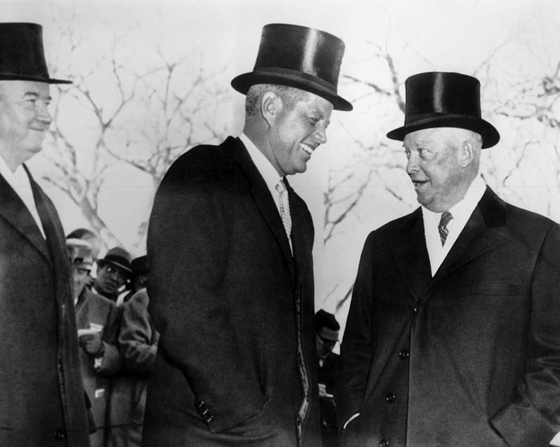 NAPOSLEDY V CYLINDRECH. J. F. Kennedy přebíral v roce 1961 žezlo od D. Eisenhowera (vpravo)  ještě ve starém stylu. 