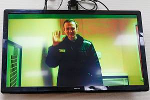 Ruský opozičník Alexej Navalnyj na televizní obrazovce v soudní síni
