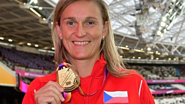 Barbora Špotáková s poslední medaili. Tou bylo zlato na MS 2017 v Londýně.