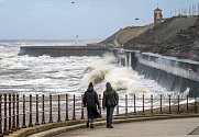 Británii sužuje bouře Isha. Na snímku tříštící se vlny na pobřeží v Blackpoolu v Anglii, pondělí 22. ledna 2024.