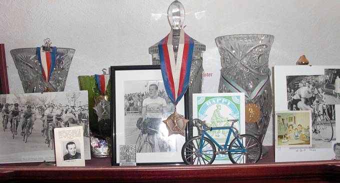 Několik pohárů z cyklistických závodů.
