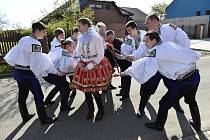 Chlapci z Vlčnova na Uherskohradišťsku, kteří letos pojedou Jízdu králů, obcházeli 22. dubna 2019 na Velikonoční pondělí s pomlázkou obec. Současná situace však velikonočním tradicím nepřeje…
