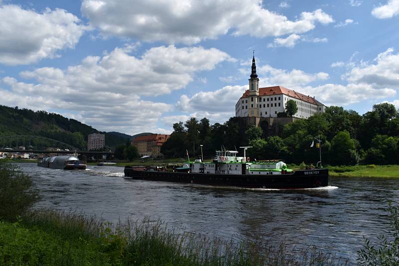 Děčín propluly tanky pro plzeňský pivovar.