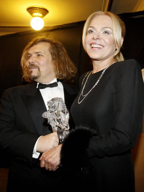 Výroční filmové ceny Český lev 2011 byly předány 3. března v pražské Lucerně. Na snímku Dagmar Havlová, která přebrala cenu za svého zemřelého muže Václava Havla za scénář k filmu Odcházení a Petr Vachler.