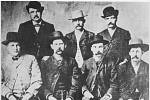 Smírčí komise Dodge City, červen 1883. Zleva doprava stojící W. H. Harris, Luke Short, Bat Masterson; sedící Charlie Bassett, Wyatt Earp, Frank McLain a Neal Brown