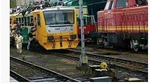 Jeden z nejznámějších českých hoaxů, který se v sociálních sítích vrací opakovaně. Fotka údajně zachycuje uprchlíky, kteří v Chebu obléhají vlak. Jde o fotomontáž, kde byli ke snímku vlaku doklíčováni lidé.