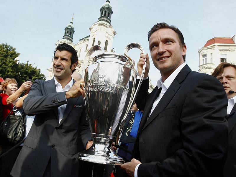 Luís Figo (vlevo) a Vladimír Šmicer kdysi ukázali v Praze trofej pro vítěze fotbalové Ligy mistrů.