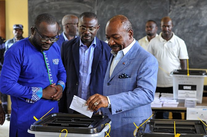 Gabonský prezident Ali Bongo odevzdává svůj hlas během gabonských všeobecných voleb v srpnu 2023