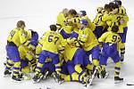 Švédští hokejisté jásají, právě obhájili titul mistrů světa.