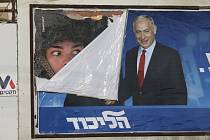 Izraelský premiér Benjamin Netanjahu na poničeném předvolebním billboardu ve městě Bnei Brak 17. září 2019