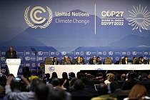 Klimatická konference COP27 - Egyptský ministr zahraničí Samí Šukrí (vlevo) hovoří na zahájení klimatické konference COP27 v Šarm aš-Šajchu, 7. listopadu 2022