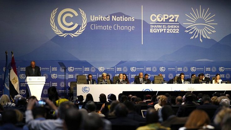 Klimatická konference COP27 - Egyptský ministr zahraničí Samí Šukrí (vlevo) hovoří na zahájení klimatické konference COP27 v Šarm aš-Šajchu, 7. listopadu 2022