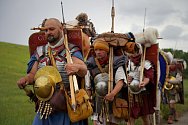 Unikátní vojenský pochod ve stopách římských legionářů před téměř 2000 lety. Osm mužů vyrazilo na 50kilometrovou reálnou trasu mezi dávnými tábory u Brna a Pasohlávek. Každý nesl přes 25 kilogramů dobové výstroje a výzbroje.