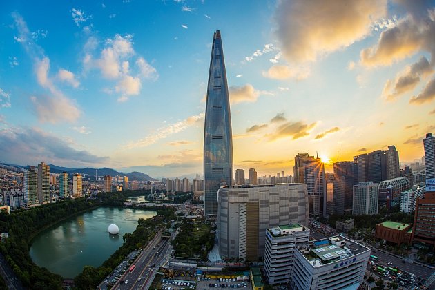 Budova Lotte World Tower se může pochlubit nejvýše položenou obsarvatoří se skleněnou podlahou i nejrychlejším vícepatrovým výtahem na světě.