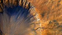 Žlab Sirenum Fossae na planetě Mars