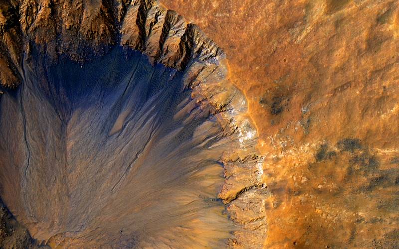 Žlab Sirenum Fossae na planetě Mars