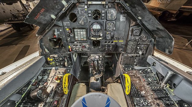 Kokpit. Americké letectvo používalo letouny F-117A do roku 2008.