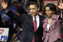 Barack Obama triumfuje. Jeho manželka Michelle jej oddaně podporuje.