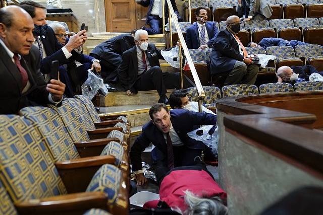 Strach v jednacím sále. Kongresmani v Kapitolu poté, co demonstranti vtrhli do budovy.