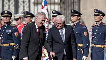 Prezident Miloš Zeman (vlevo) přivítal na Pražském hradě německého prezidenta Franka-Waltera Steinmeiera.