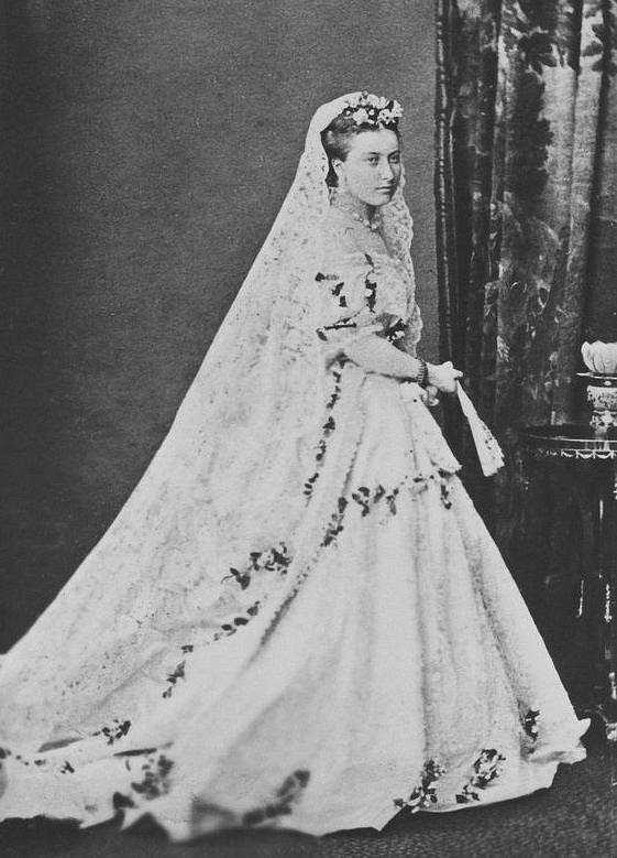 Princezna Helena Britská ve svatebních šatech. Za o patnáct let staršího prince Kristiána se vdávala z lásky.