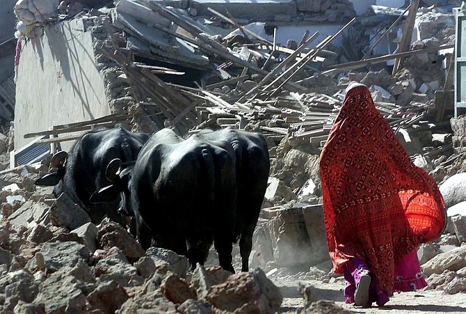 Zemětřesení zničilo v Indii více než milion domů a vyžádalo se více než 20 tisíc lidských obětí. Stovky tisíc lidí ztratily domov