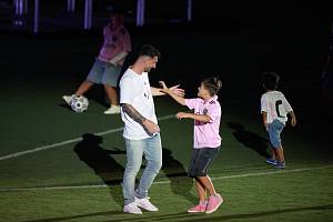 Lionel Messi se synem během slavnostního představení v Miami