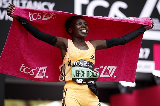 Olympijská vítězka Peres Jepchirchirová zaběhla v Londýně světový rekord v maratonu v čistě ženském závodě.