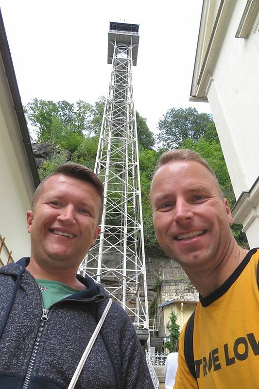 Registrovaný manželský pár Robert Zauer (40 let) a Tomáš Kavalec (38 let) z Teplic, selfíčka z cestování po světě. Místo - Bad Schandau.