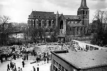 Trosky školy Saint-Vincent v belgickém Mortselu po bombardování v dubnu 1943. Za školou stál kostel svatého Kříže. Jeden z jeho štítů se propadl, všechna vitrážová okna a nábytek v kostele byly zcela zničeny a hlavní věž byla těžce poškozena.
