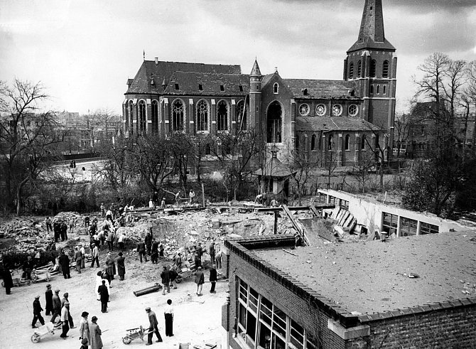 Trosky školy Saint-Vincent v belgickém Mortselu po bombardování v dubnu 1943. Za školou stál kostel svatého Kříže. Jeden z jeho štítů se propadl, všechna vitrážová okna a nábytek v kostele byly zcela zničeny a hlavní věž byla těžce poškozena.