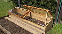 Jestliže nemáme na zahradě dost místa pro pořádný skleník, můžeme si místo něj postavit alespoň pařeniště, které ho částečně nahradí.