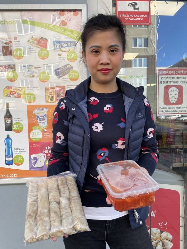 JANA NGUYENOVÁ ve svém minimarketu v Olomouci propaguje tradiční vietnamskou gastronomii