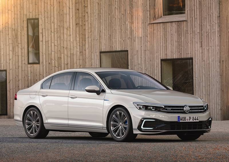 Volkswagen Passat GTE  lze získat se slevou až 250 000 Kč. Pokud jste podnikatel